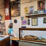 La pizzería porteña que va rumbo a los 100 años, no tiene redes sociales y usa el mismo molde desde su fundación
