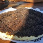 El pueblo bonaerense cerca del mar que celebra a una de las facturas más icónicas: llega la Fiesta de la Torta Negra