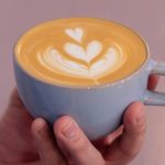 Un clásico bar porteño sirve café con gaseosa cola: dos baristas opinan sobre la extraña combinación