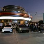 Elon Musk abrió el primer restaurante de Tesla: diseño futurista, menú básico y una hamburguesa que se volvió estrella del lugar