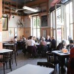 El bar Roma del Abasto cumple 98 años: desayunos de pizza con café, 2×1 en vermut y música en vivo