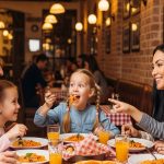 Niños en los restaurantes: el debate por el menú infantil y la solución que hallaron tres locales del AMBA