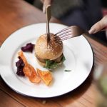 Los restaurantes empiezan a achicar las porciones de sus menús para las personas que tratan su obesidad con Ozempic