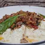 Todo sobre la stracciatella: origen de este queso cremoso italiano y sus diferencias con la clásica burrata