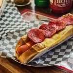 Un local porteño propone la revolución del pancho con toppings variados y desbordantes