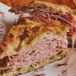 El sándwich de mortadela más famoso del mundo tiene 100 gramos de fiambre y se sirve en un bar italiano en Hong Kong
