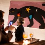 El restaurante de Chacarita que cumple un año y lo festeja con arte, vinilos y sándwiches a la parrilla
