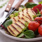 Halloumi, el queso que desafía el fuego: diferencias con la provoleta y 3 recetas para disfrutarlo