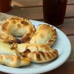 El local porteño que sirve verdaderas empanadas tucumanas: una campeona nacional nos muestra el paso a paso de un clásico