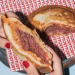 El nuevo local de Palermo que propone un original sándwich prensado donde todo entra en un pan brioche