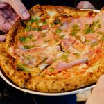 Dos amigos se unieron para recuperar una pizzería de barrio