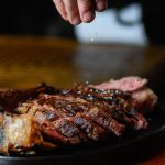 Así se cocina en José El Carnicero, la parrilla porteña que apuesta por la estaca y el fuego indirecto