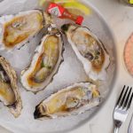 Una Pelopincho con ostras, pintxos y copas frente a las vías: el pop-up más fresco de esta primavera