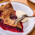 El cafetín que conquista el barrio de Saavedra con su tarta tibia y una propuesta de cocina casera y vinos