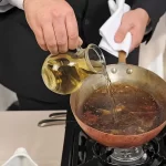 Trucos y tips para desglasar: así se levanta el sabor de una salsa con el fondo de cocción