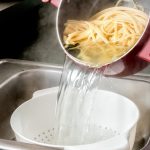 Cómo usar el agua de la pasta para mejorar tus platos: los tips que quizá no conocías