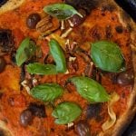 Más allá de la muzza y la fugazzeta: pizzas porteñas que se animan a salir del molde