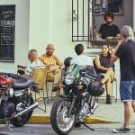 El evento inaugural del bar palermitano dedicado a los amantes de las motos: expo de arte, pop-up de hamburguesas y vinilos