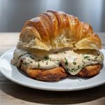 Vuelve un homenaje a dos clásicos: así se prepara la medialuna con vitel toné de Atelier Fuerza