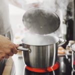 Cómo saber cuándo cocinar con o sin tapa: la diferencia explicada desde la técnica