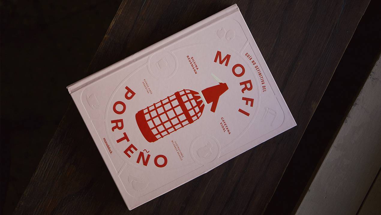 Morfi Porteño, de Silvina Reusmann y Cayetana Vidal, es fundamental para comprender la influencia de la comida en la identidad cultural de Buenos Aires.